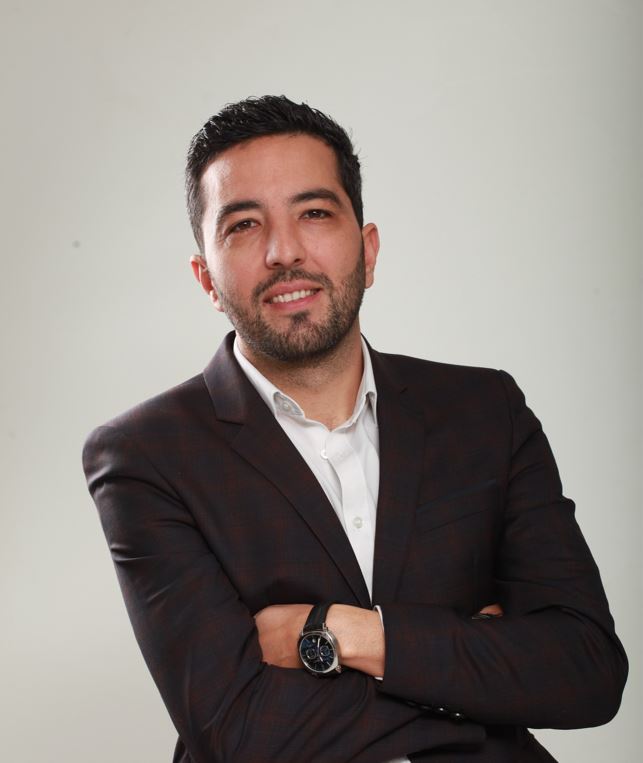 Photo portrait de Kévin Khessouma, notre associé en charge de l'activité TPE/PME et Structuring, ainsi que du pôle capital humain