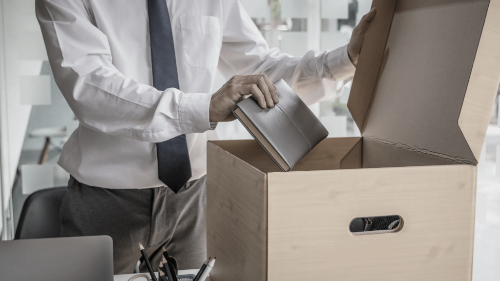 Photo employé faisant ses cartons pour quitter son poste - Ruff