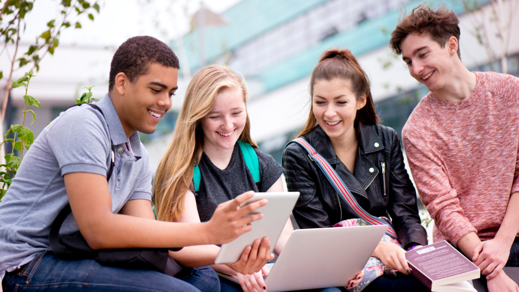 Etudiants entrain de chercher du travail